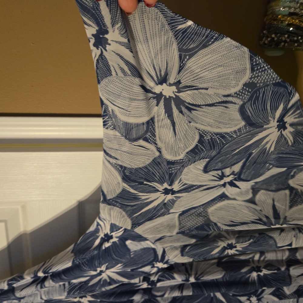 Plus size women's dress - Picture 2 of 3